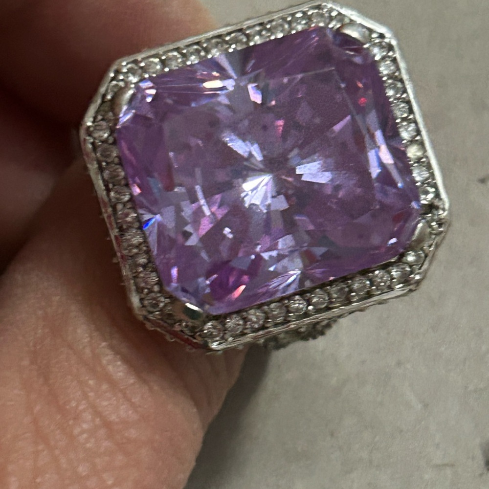 Women’s vintage ring. Beautiful silver tone with large purple gemstone. Size 10.